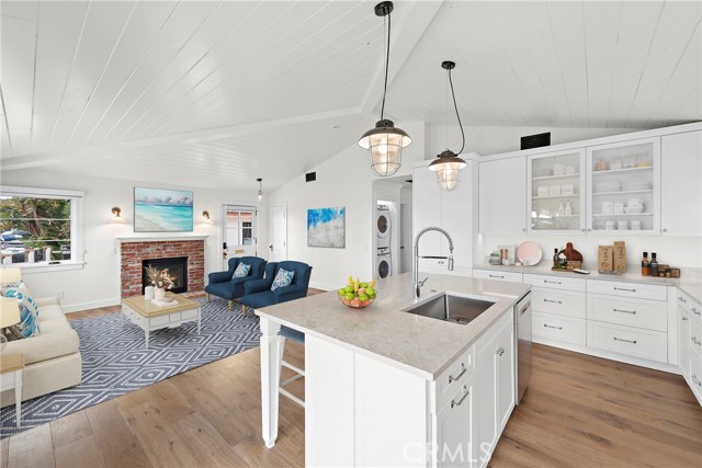350 Cliff, Laguna Beach CA: https://media.crmls.org/medias/7fea3a66-831a-4241-be90-78c9bf633f61.jpg