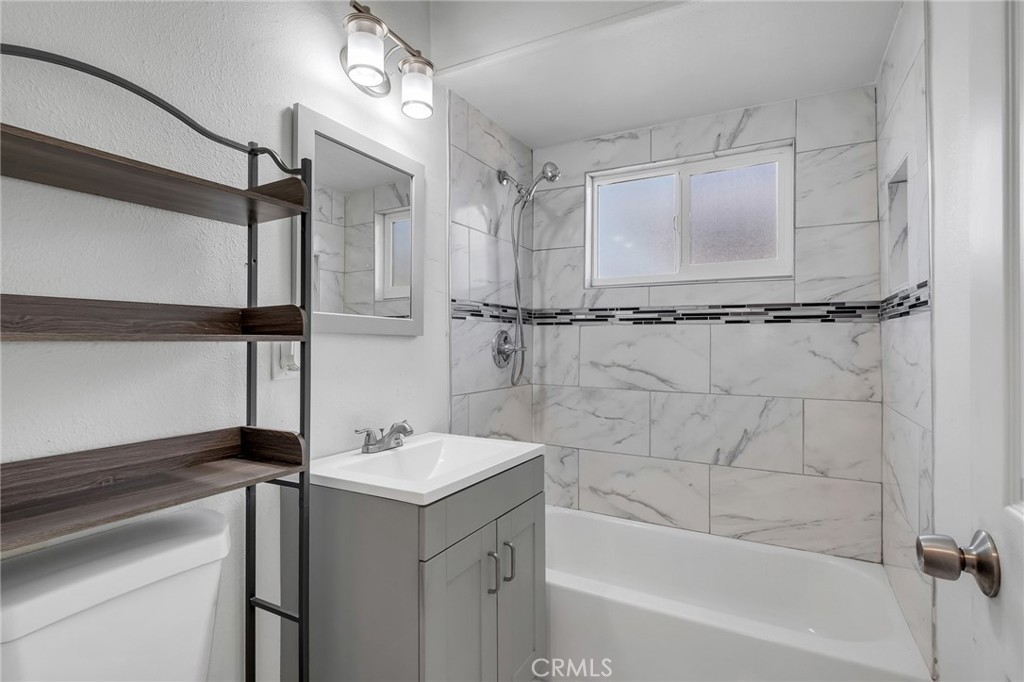 https://media.crmls.org/medias/7feafcf4-d44b-48a9-b553-b9c4a8b8c416.jpg?preset=X-Large