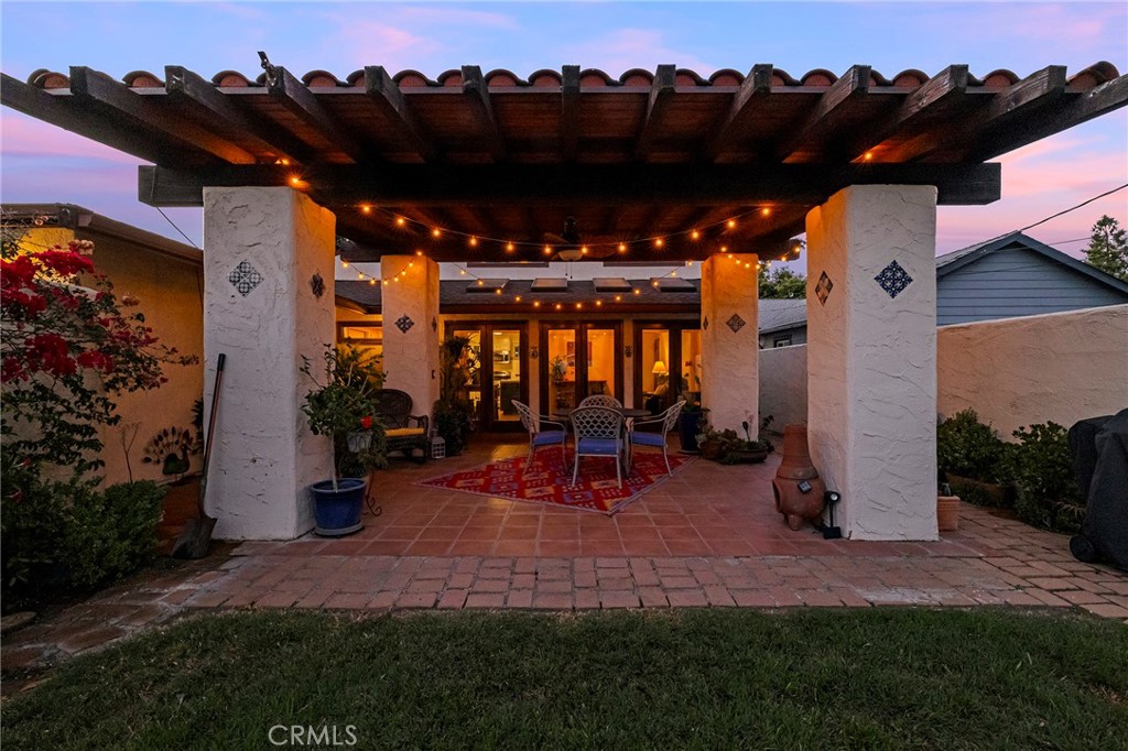 https://media.crmls.org/medias/7feb59d9-0317-4f33-85a5-d0e4191e15b6.jpg?preset=X-Large