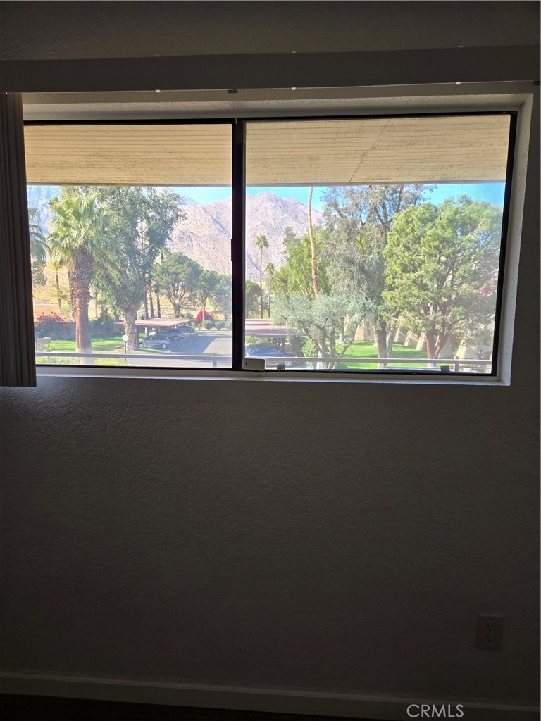 https://media.crmls.org/medias/7fee4301-5d81-4cff-ba34-60153233345b.jpg?preset=X-Large