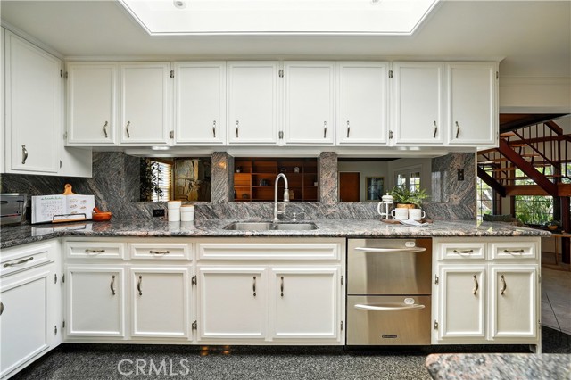 Detail Gallery Image 11 of 33 For 5300 E Appian Way, Long Beach,  CA 90803 - 3 Beds | 2 Baths