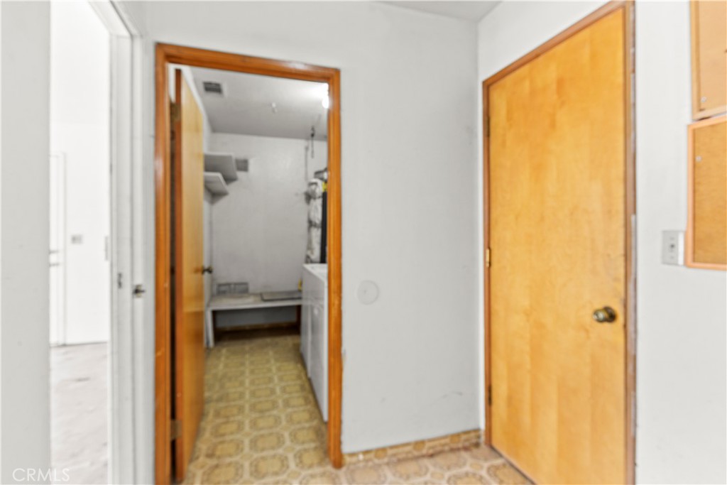 https://media.crmls.org/medias/7ff0b33a-2d37-4bec-b8fb-c73342aaf494.jpg?preset=X-Large