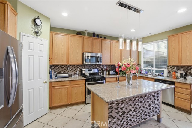 Detail Gallery Image 6 of 27 For 7441 Sultana, Fontana,  CA 92336 - 5 Beds | 3 Baths