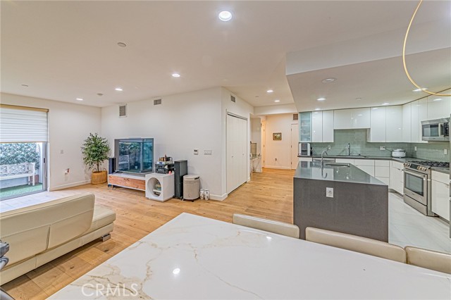 4813 Oakwood Avenue, Los Angeles CA: https://media.crmls.org/medias/7ff646a6-6006-4f84-873e-c121f29308d2.jpg