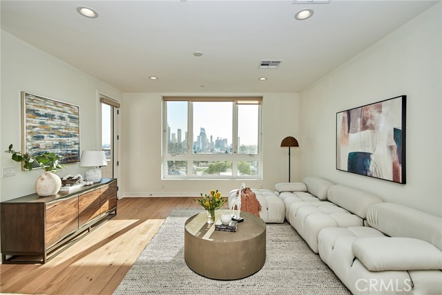 1050 N Joels Place, Los Angeles CA: https://media.crmls.org/medias/7ff83cb3-32ea-414c-9c94-8f8e9d502413.jpg