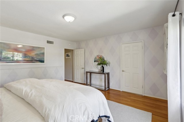 5347 Hinton Avenue, Woodland Hills CA: https://media.crmls.org/medias/7ff98d68-5384-4634-b18c-8529bff41556.jpg
