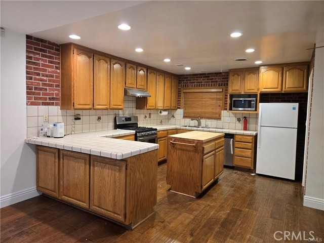 Detail Gallery Image 3 of 36 For 7053 Darnoch Way, West Hills,  CA 91307 - 3 Beds | 2 Baths
