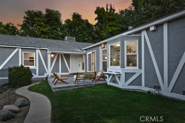 3753 Berry Drive, Studio City CA: https://media.crmls.org/medias/80024938-eb2a-46a1-be03-311d57d3d91b.jpg