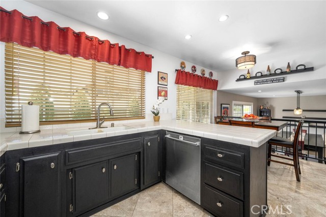 6786 Molokai Drive, Cypress CA: https://media.crmls.org/medias/8002e0e5-5b93-4128-a9d8-7dea87f33e49.jpg