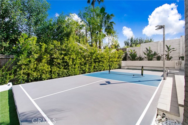 20200 Clark Street, Woodland Hills CA: https://media.crmls.org/medias/800303fb-d5c7-4bdb-bb09-e25e000f3c95.jpg