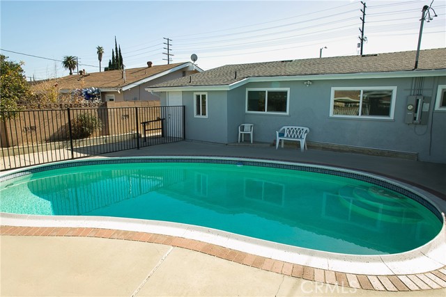 Detail Gallery Image 4 of 11 For 22445 Vanowen St, West Hills,  CA 91307 - 6 Beds | 3 Baths