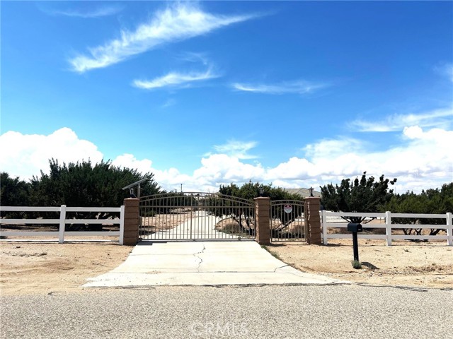7076 Cataba Road, Oak Hills CA: https://media.crmls.org/medias/8005b40b-63bb-49dc-a8ce-0f357910ab0b.jpg