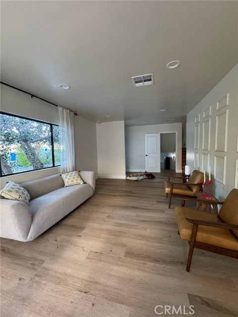 23715 Valley View Road, Calabasas CA: https://media.crmls.org/medias/8009c2ea-89f3-417d-959f-343016c3b3ee.jpg
