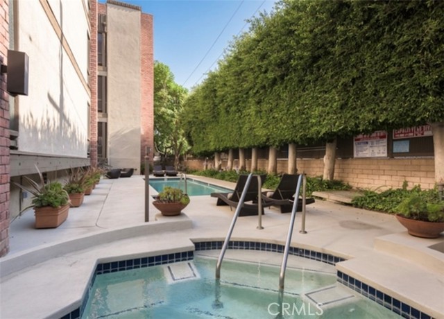 Detail Gallery Image 3 of 9 For 141 S Linden Dr #104,  Beverly Hills,  CA 90212 - 2 Beds | 2 Baths