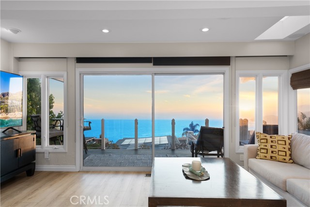 1091 La Mirada Street, Laguna Beach CA: https://media.crmls.org/medias/800b06b9-436b-4b3c-9956-ce1bbe906a62.jpg
