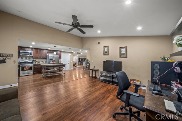 Detail Gallery Image 10 of 35 For 28148 Bakerton Ave, Canyon Country,  CA 91351 - 4 Beds | 2 Baths