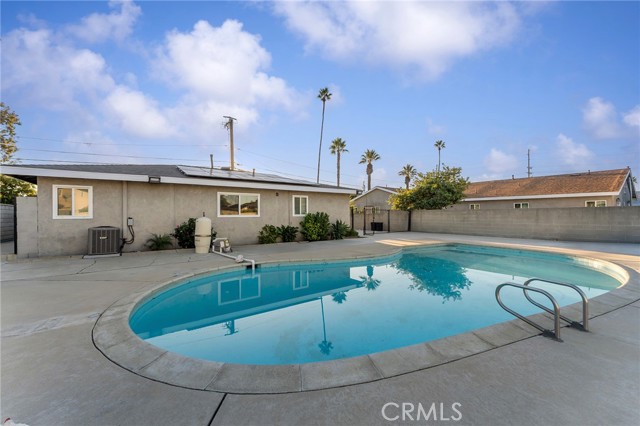 9646 Palmetto Avenue, Fontana CA: https://media.crmls.org/medias/8010a8a8-3ad9-4f78-9df5-01afc7e1b95a.jpg