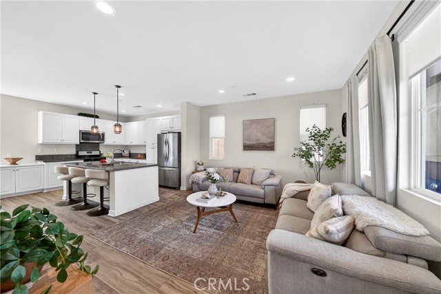 Detail Gallery Image 4 of 23 For 390 N Bellarose Way, Anaheim,  CA 92805 - 3 Beds | 2/1 Baths