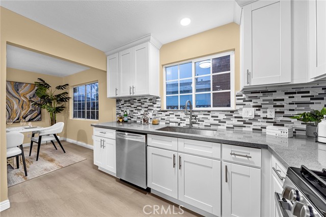 Detail Gallery Image 5 of 7 For 9906 Lev Ave, Pacoima,  CA 91331 - 5 Beds | 3 Baths
