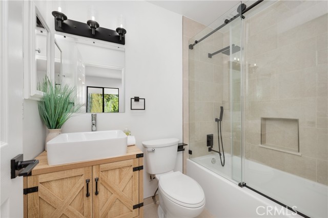 Detail Gallery Image 28 of 62 For 22901 Burbank Bld, Woodland Hills,  CA 91367 - 6 Beds | 4/1 Baths