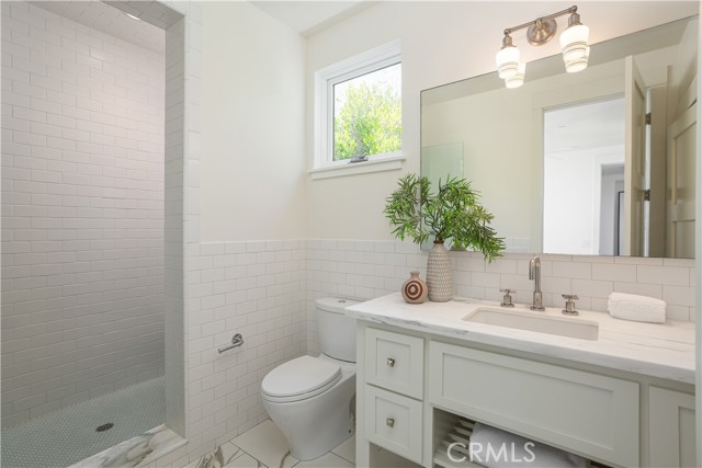 2217 Laurel Place, Newport Beach CA: https://media.crmls.org/medias/802424d7-ba96-45cd-b054-1cbfbe2c52e3.jpg