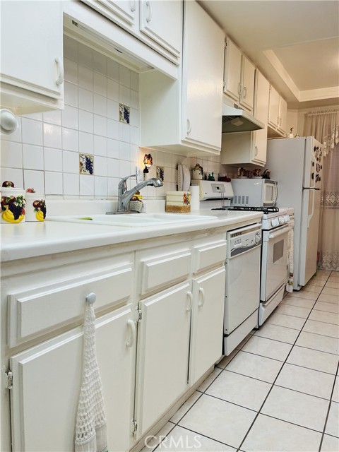 Detail Gallery Image 10 of 19 For 8020 Langdon Ave #101,  Van Nuys,  CA 91406 - 2 Beds | 2 Baths