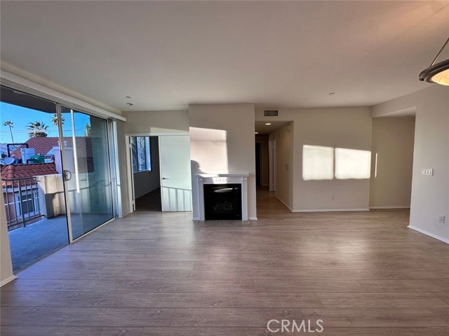 Detail Gallery Image 7 of 21 For 7551 Jordan #304,  Canoga Park,  CA 91303 - 3 Beds | 2 Baths