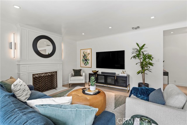 Detail Gallery Image 4 of 35 For 8963 Cynthia, West Hollywood,  CA 90069 - 2 Beds | 2 Baths