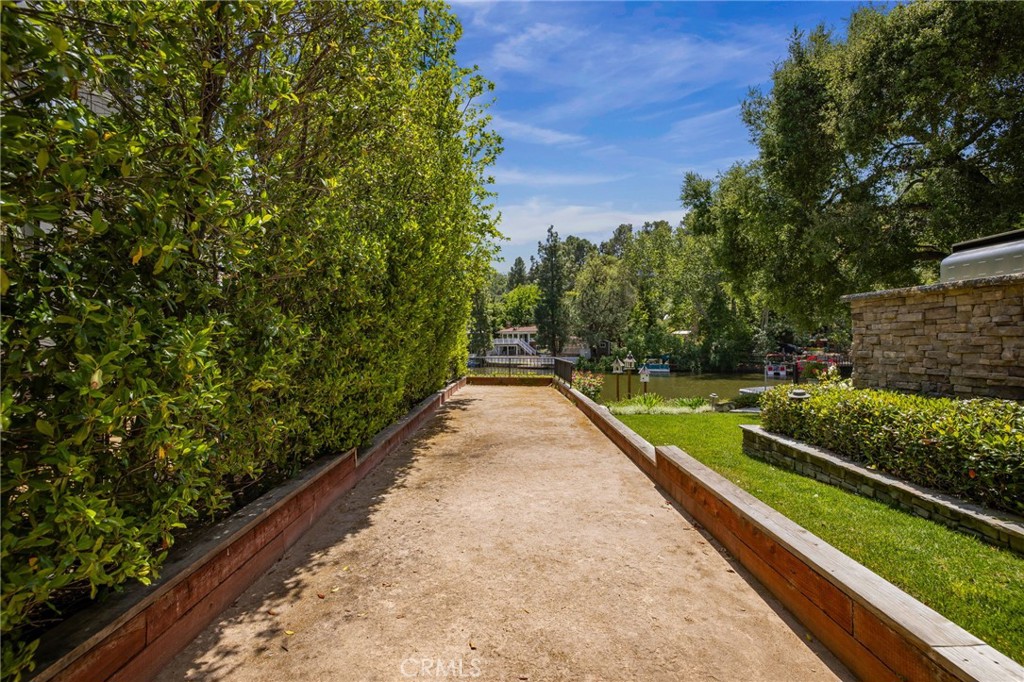 https://media.crmls.org/medias/802929bd-a21b-44c6-809c-2df1442e8527.jpg?preset=X-Large