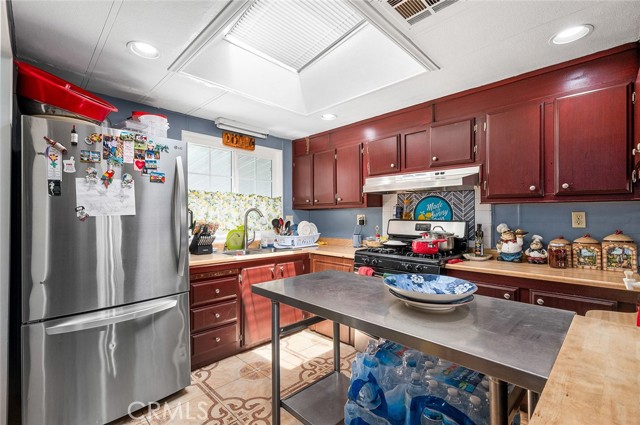 17701 Avalon Boulevard, Carson CA: https://media.crmls.org/medias/802a8e0c-79d5-4dec-9717-6b0559cc79a0.jpg