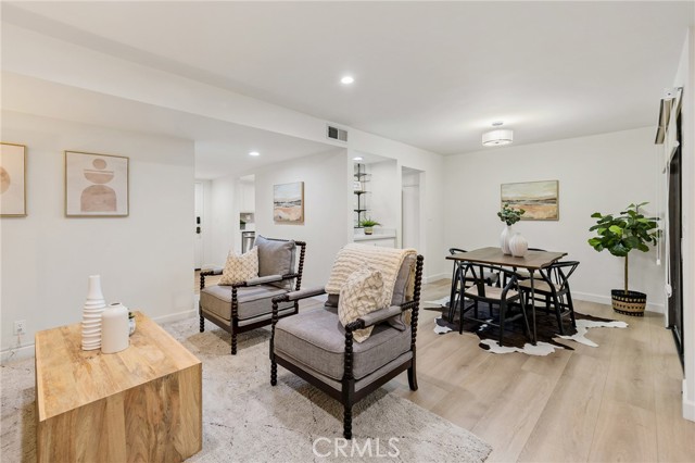 Detail Gallery Image 3 of 29 For 441 E San Jose #111,  Burbank,  CA 91501 - 2 Beds | 2 Baths