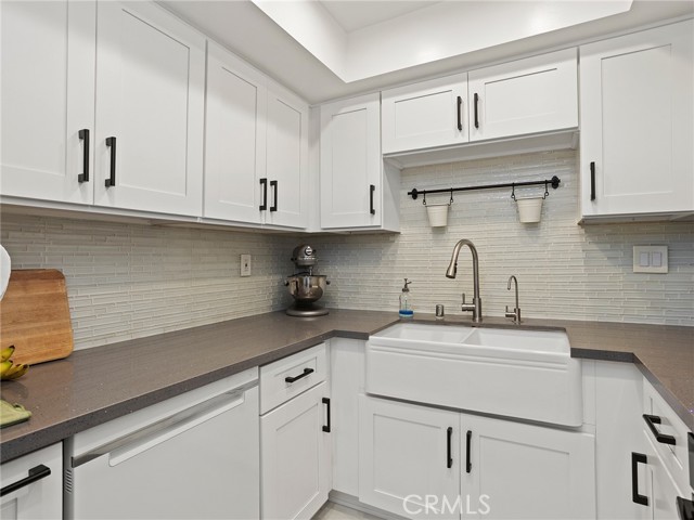 Detail Gallery Image 7 of 45 For 5215 Balboa Bld #108,  Encino,  CA 91316 - 2 Beds | 2 Baths