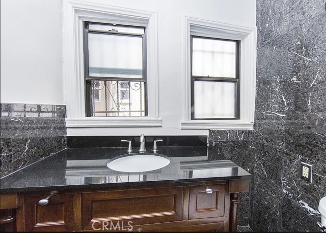 Detail Gallery Image 13 of 20 For 1082 S Redondo Bld, Los Angeles,  CA 90019 - 3 Beds | 2 Baths