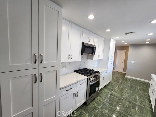 Detail Gallery Image 7 of 34 For 22240 Burton, Canoga Park,  CA 91304 - 4 Beds | 3 Baths