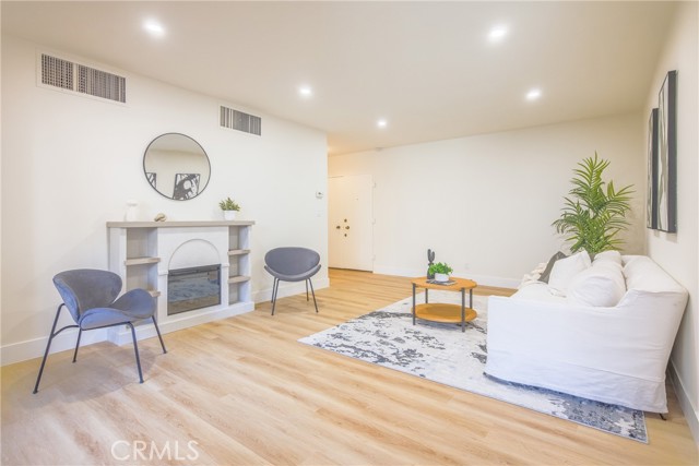Detail Gallery Image 1 of 49 For 927 N Kings Rd #114,  West Hollywood,  CA 90069 - 1 Beds | 1/1 Baths