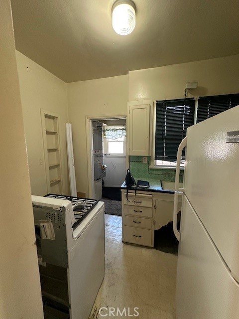 8018 S New Hampshire Avenue, Los Angeles CA: https://media.crmls.org/medias/8035ba2a-f16f-42b0-99fd-e3552eb6e45f.jpg