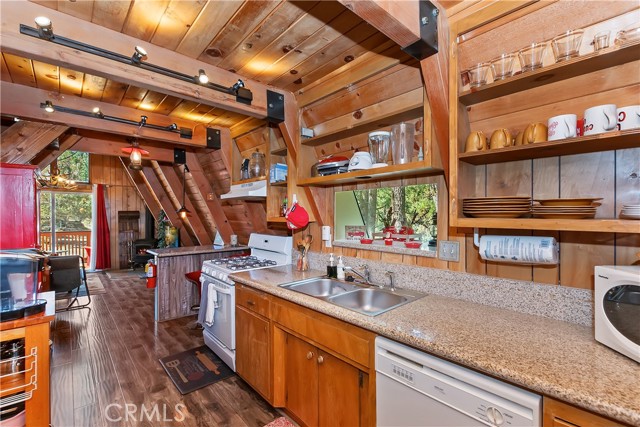 Detail Gallery Image 8 of 33 For 101 W Rainbow Bld, Big Bear City,  CA 92314 - 2 Beds | 2 Baths