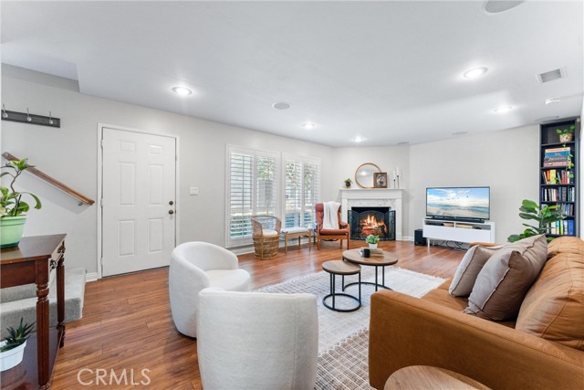 Detail Gallery Image 5 of 29 For 1121 E 1st St, Tustin,  CA 92780 - 2 Beds | 1/1 Baths