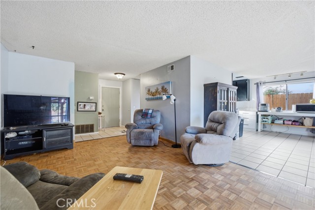 Detail Gallery Image 6 of 26 For 1423 Mountain Meadow, Oceanside,  CA 92056 - 2 Beds | 2 Baths