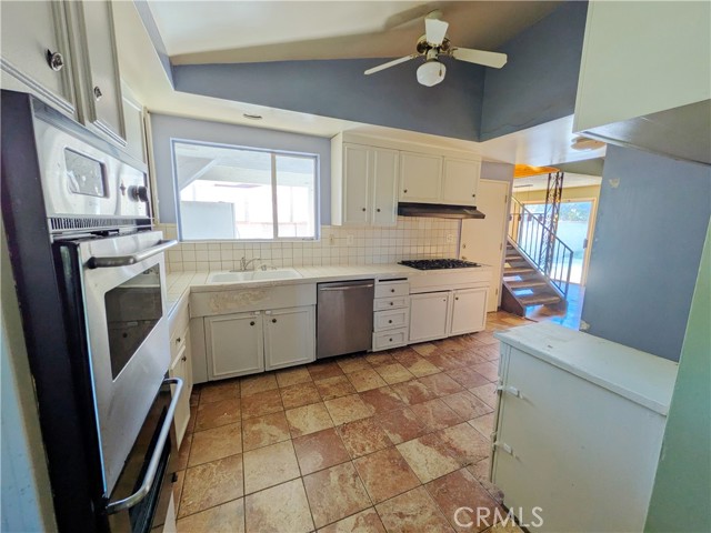 Detail Gallery Image 2 of 9 For 8401 Cozycroft, Winnetka,  CA 91306 - 3 Beds | 3 Baths