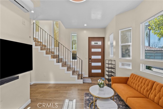 Detail Gallery Image 19 of 33 For 6920 1/2 Loma Verde, Canoga Park,  CA 91303 - 3 Beds | 3 Baths