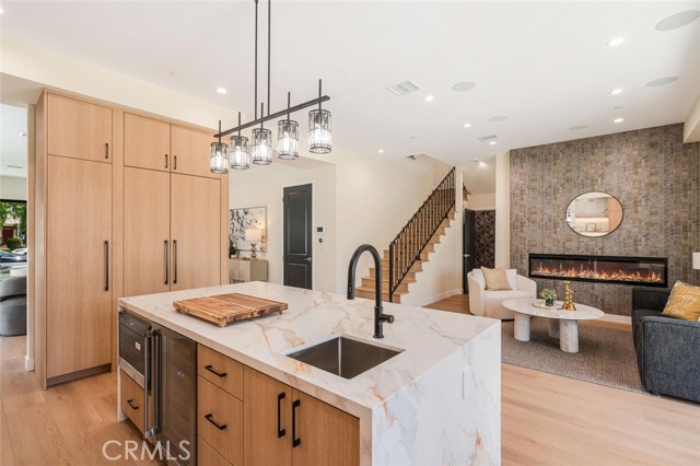 521 N Sparks Street, Burbank CA: https://media.crmls.org/medias/803dffad-abf7-4483-a500-6187c8482541.jpg