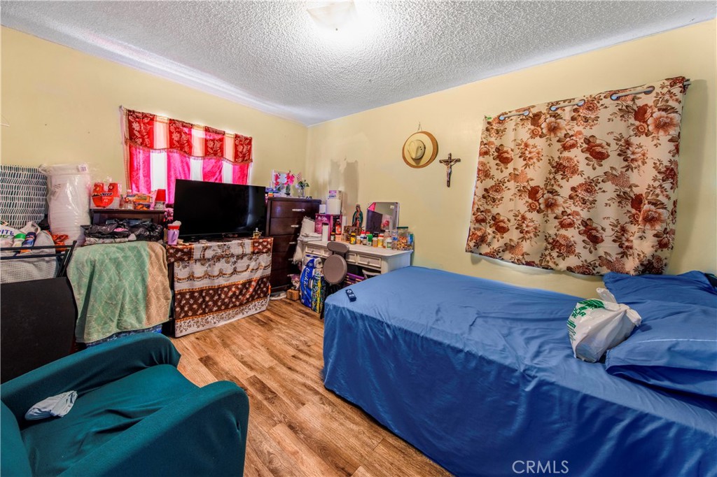https://media.crmls.org/medias/803e94b3-282c-4bc3-80f2-33d9cc82b558.jpg?preset=X-Large