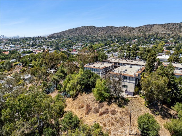 1832 Oak Tree Drive, Los Angeles CA: https://media.crmls.org/medias/8042a9d6-27f7-4ad9-8d1e-06384f200fd1.jpg