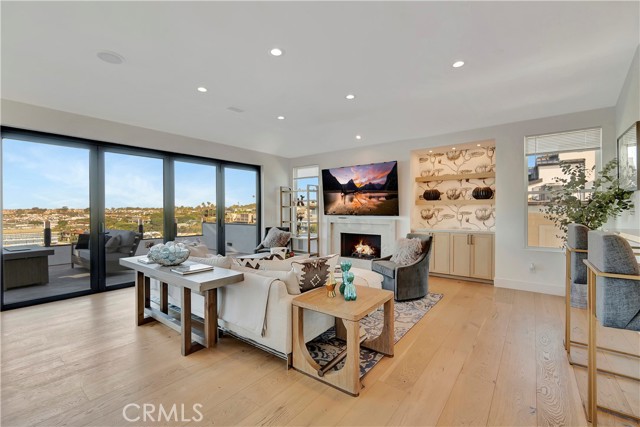221 Carnation Avenue, Corona del Mar CA: https://media.crmls.org/medias/8048edf7-0e6f-439a-8369-e5793664808f.jpg