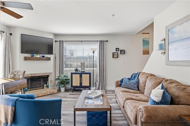 Detail Gallery Image 9 of 41 For 17601 Newland #H,  Huntington Beach,  CA 92647 - 3 Beds | 2/1 Baths