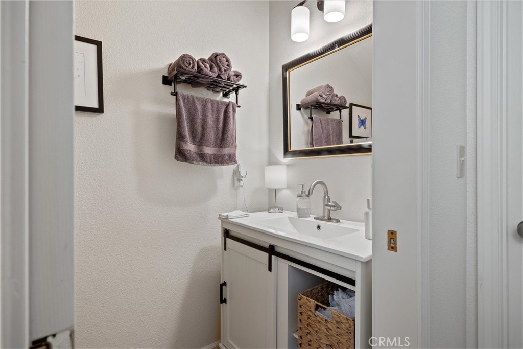 https://media.crmls.org/medias/804ab4b0-60af-4e5b-ac72-d794a1900286.jpg?preset=X-Large