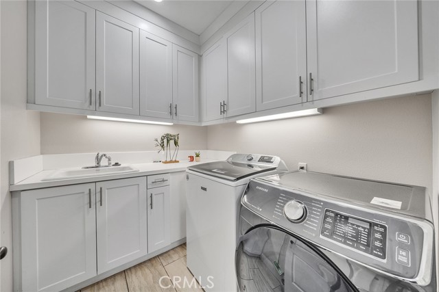 Detail Gallery Image 10 of 62 For 61 Windwalker Way, Tustin,  CA 92782 - 6 Beds | 5/1 Baths