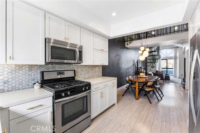 Detail Gallery Image 11 of 36 For 26873 Claudette St #112,  Canyon Country,  CA 91351 - 2 Beds | 2 Baths