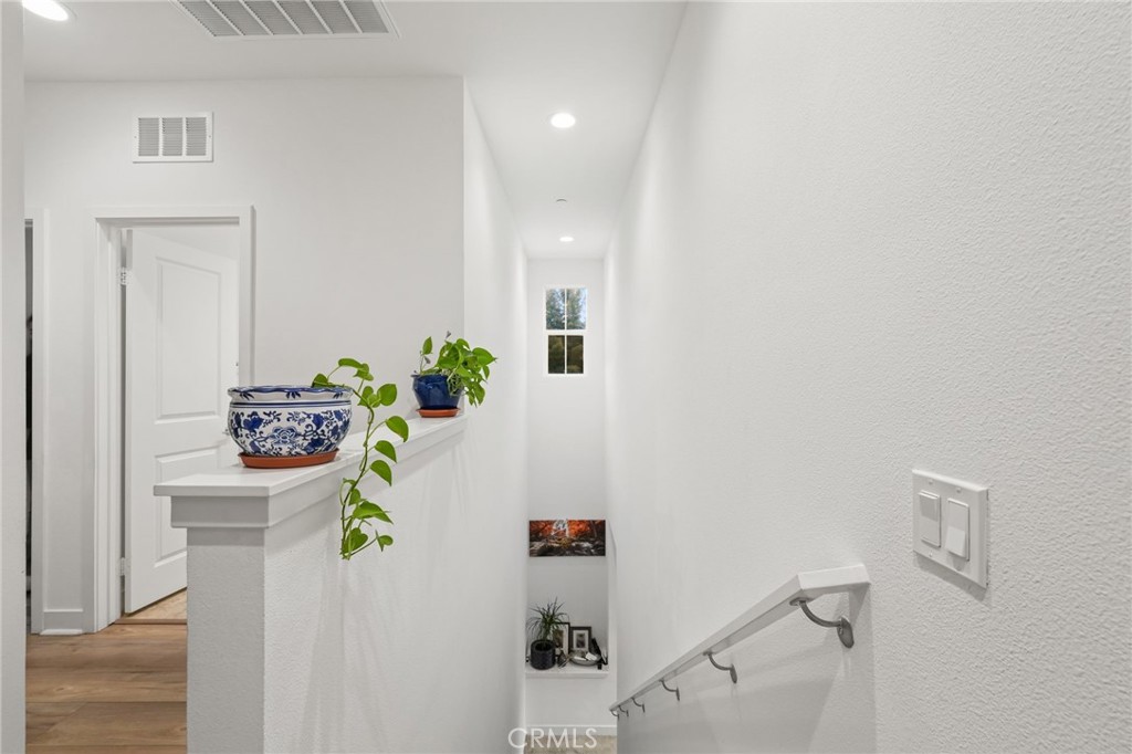 https://media.crmls.org/medias/804bba0a-9e7a-4d02-8823-85cb411b7d85.jpg?preset=X-Large
